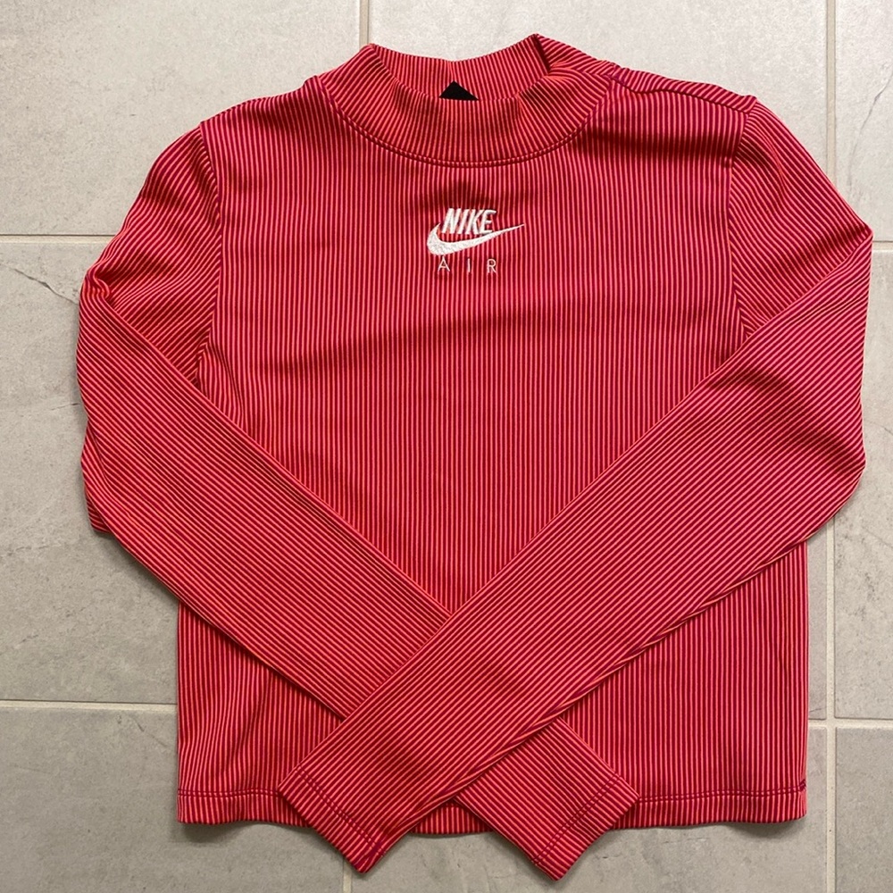 Women’s Nike long sleeved cropped athletic shirt (Small)